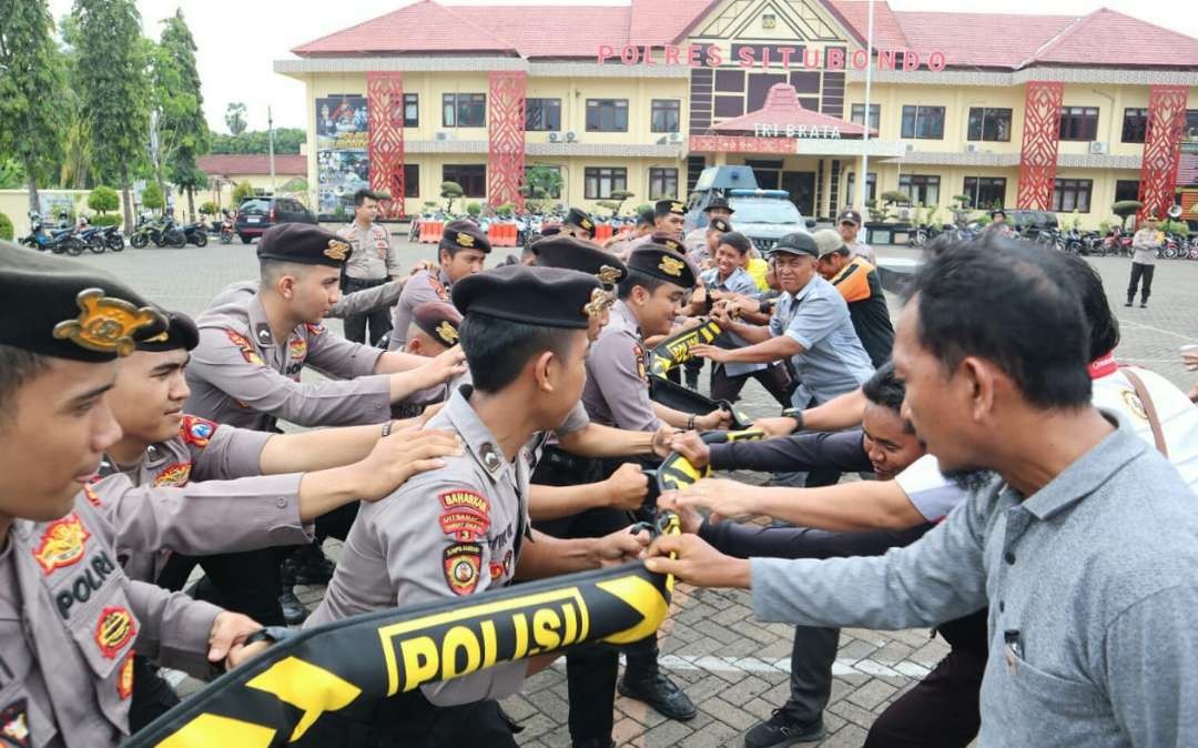 Tiga ratusan personel Polres Situbondo pengamanan TPS Pemilu 2024 latihan dalmas. (Foto: Guido/Ngopibareng.id)