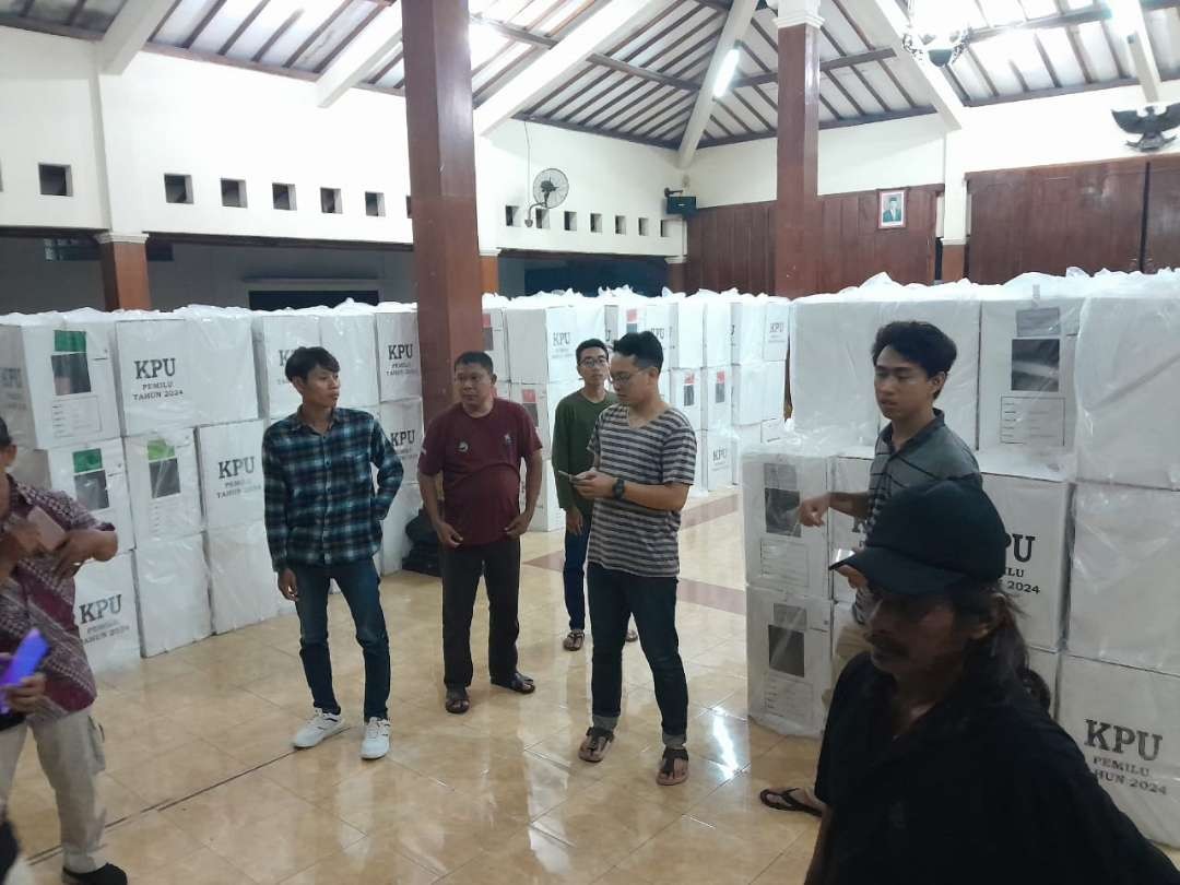 Tumpukan logistik Pemilu 2024 di Pendopo Kantor Kecamatan Cepu. (foto : Ahmad Sampurno/ Ngopibareng.id)