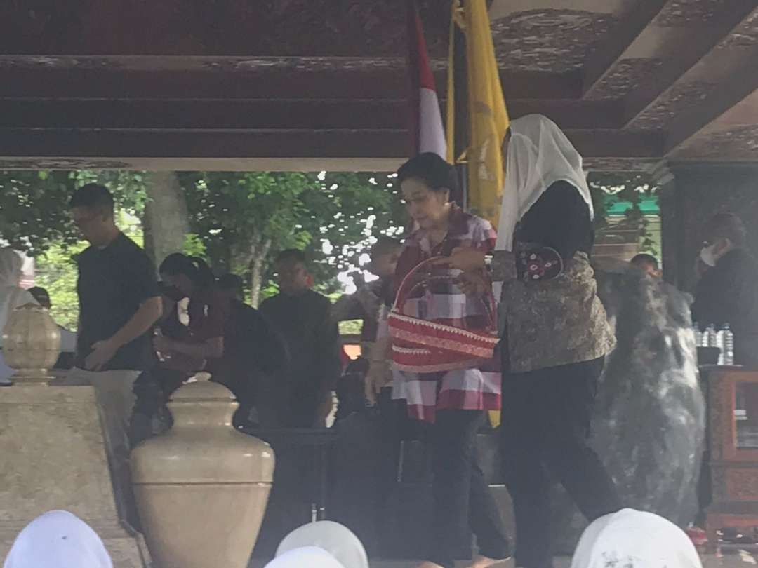 Jelang pesta demokrasi 14 Februari 2024, Ketua Umum PDI Perjuangan (PDIP) Megawati Soekarnoputri ziarah ke makam sang ayah. (Foto: Choirul Anam/Ngopibareng.id)
