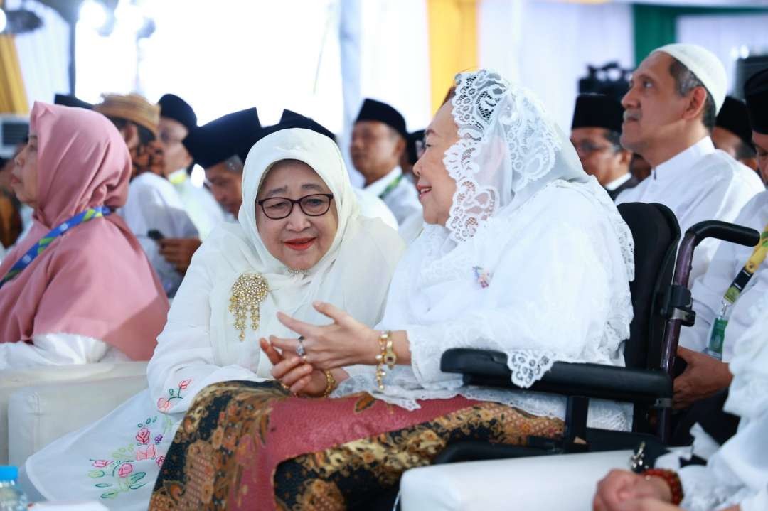 Ibu Ny Hj Sinta Nuriyah dan Nyai Hj Pesantren Krapyak, Yogyakarta dalam kegiatan NU di Jakarta. (Foto:dok/ngopibareng.id)