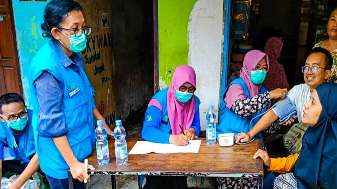 Petugas medis saat lakukan skrining kesehatan warga waru pasca banjir. (Foto: Aini/Ngopibareng.id)