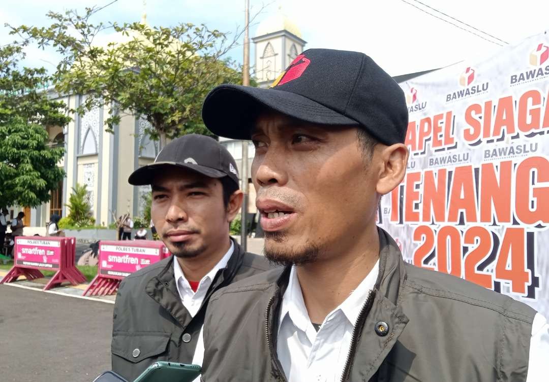 Ketua Bawaslu Kabupaten Tuban, M Arifin didampingi komisioner yang lain usai apel siaga masa tenang pemilu 2024 (Foto: Khoirul Huda/Ngopibareng.id)