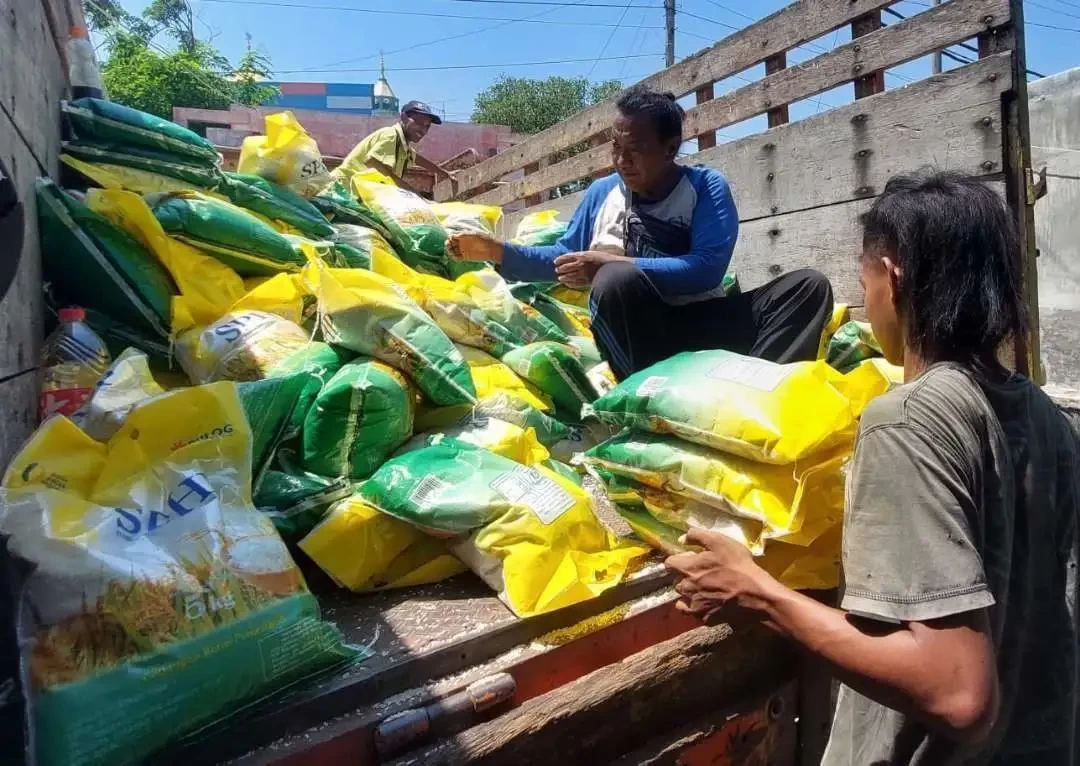 Bulog dan Pemkot Probolinggo saat menggelar pasar beras murah, beberapa waktu lalu. (Foto: Ikhsan Mahmudi/Ngopibareng.id)