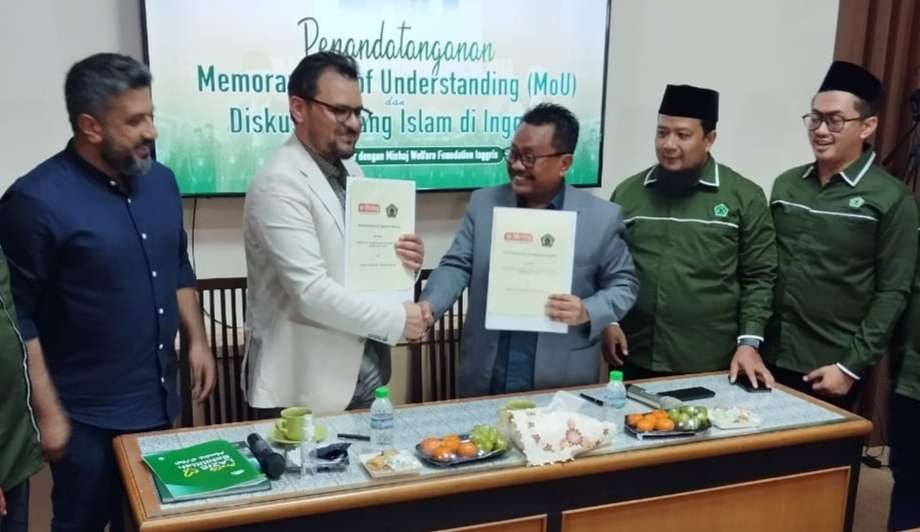 ISNU Jawa Timur melakukan penandatanganan kerja sama dengan Minhaj Welfare Foundation, Inggris, Sabtu 10 Februari 2024 di Masjid Sabilillah Malang. (Foto:adi/ngopibareng.id)