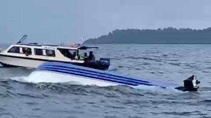 Sebuah speedboat yang mengangkut 26 wisatawan terbalik di perairan Pulau Kakaban, Kecamatan Pulau Maratua, Kabupaten Berau, Kalimantan Timur. (Foto: Basarnas)