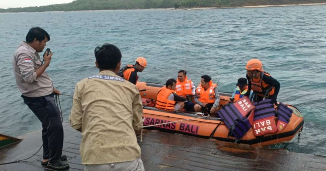 Sejumlah penumpang kapal kandas sedang dievakuasi tim SAR gabungan. (Foto: Basarnas Bali)