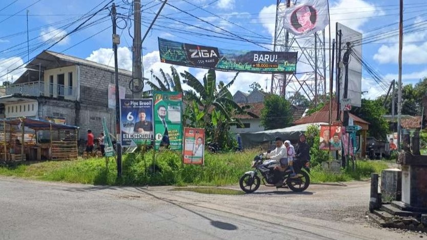 Hari pertama masa tenang Pemilu 2024, Minggu, 11 Februari 2024, alat peraga kampanye (APK) masih terlihat bertebaran di jalan di Kabupaten Kediri. (Foto: Istimewa)