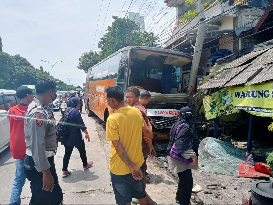 Posisi Bus Moedah setelah menabrak warung di Desa/Kecamatan Sukodadi, Lamongan (Foto : Imron Rosidi/ngopibareng.id)