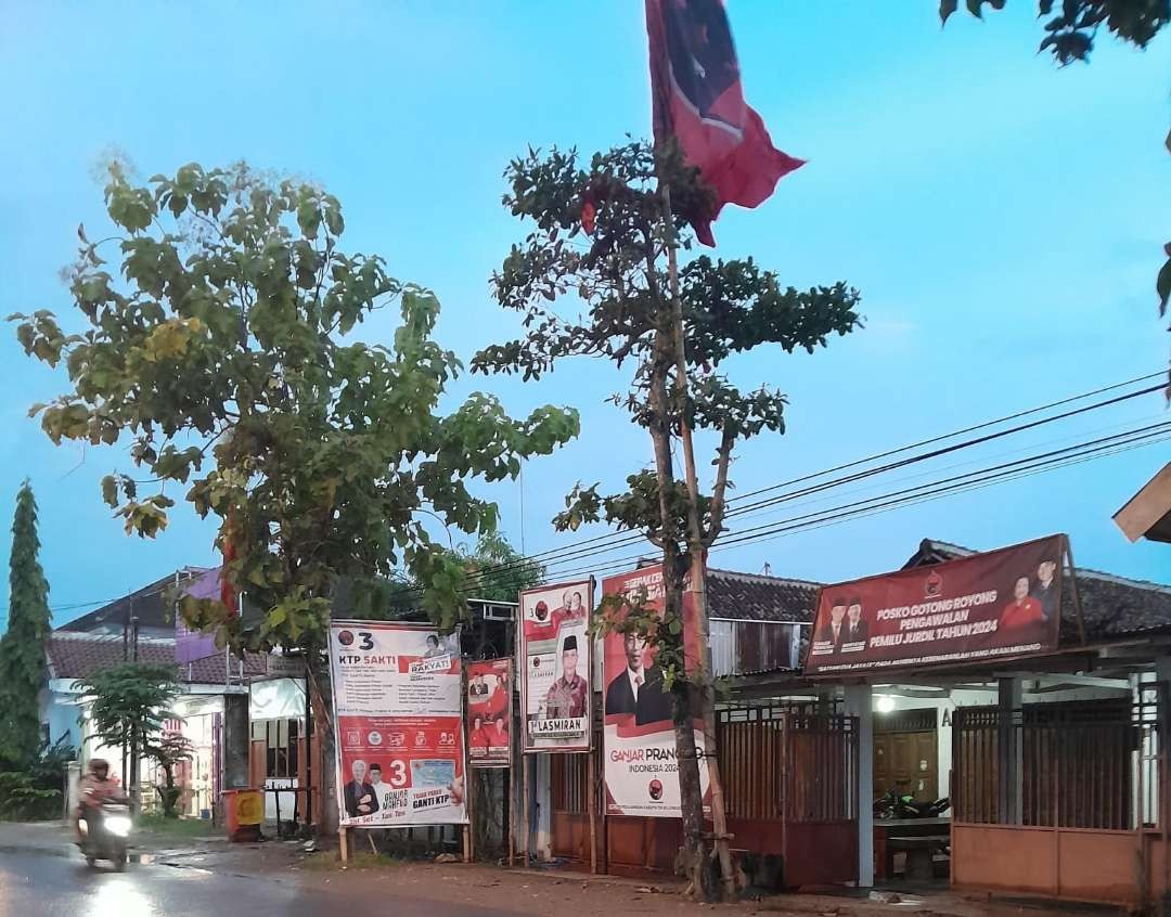 Masih bandel, atribut partai dan APH masih terpasang rapi di wilayah Desa Batokan Kecamatan Kasiman. (Ahmad Sampurno/ Ngopibareng.id)