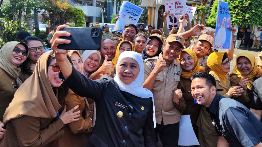 Gubernur dan Wagub Jatim, Khofifah - Emil saat berfoto bersama para ASN dalam apel bersama di Kantor Gubernur Jatim, Surabaya, Senin 12 Februari 2024. (Foto: Fariz Yarbo/Ngopibareng.id)