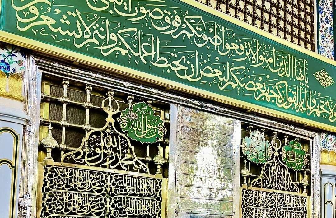 Umat Islam berkesempatan berziarah ke Makam Nabi Muhammad Shallallahu alaihi wasallam di Raudhah, Masjid Nabawi, Madinah. (Foto: dok/ngopibareng.id)