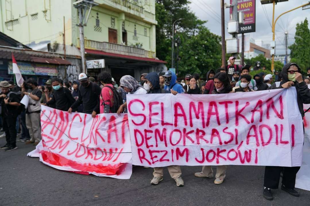 Gabungan aliansi mahasiswa Jogja turun ke jalan untuk memprotes Rezim Jokowi. Mereka menuntut Jokowi turun dari jabatannya sebagai Presiden RI. (Foto: Istimewa)