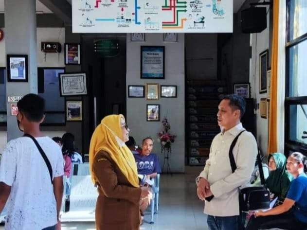 Sekretaris Komisi D DPRD Surabaya dr Akmarawita Kadir berkunjung di Puskesmas Dukuh Pakis mengecek kesiapan puskesmas jelang pencoblosan. (Foto: Istimewa)