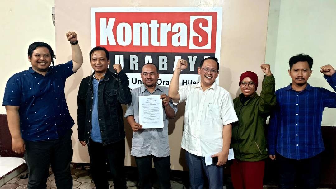 Deklarasi dan MoU pembentukan Komite Advokasi Jurnalis (KAJ) Jawa Timur, bertempat di Kantor Federasi KontraS Surabaya, Jalan Monginsidi Surabaya, Senin 12 Februari 2024. (Foto: AJI Surabaya)