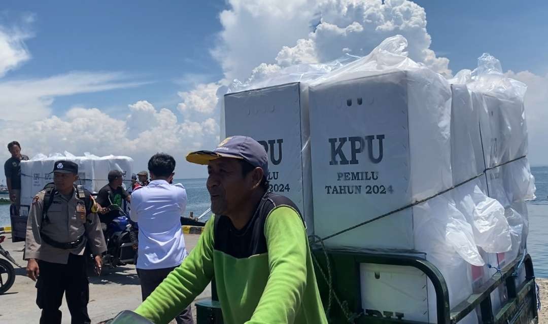 KPU Kabupaten Probolinggo dikawal tim keamanan gabungan mengirimkan logistik Pemilu 2024 ke Pulau Giliketapang. (Foto: Ikhsan Mahmudi/Ngopibareng.id)
