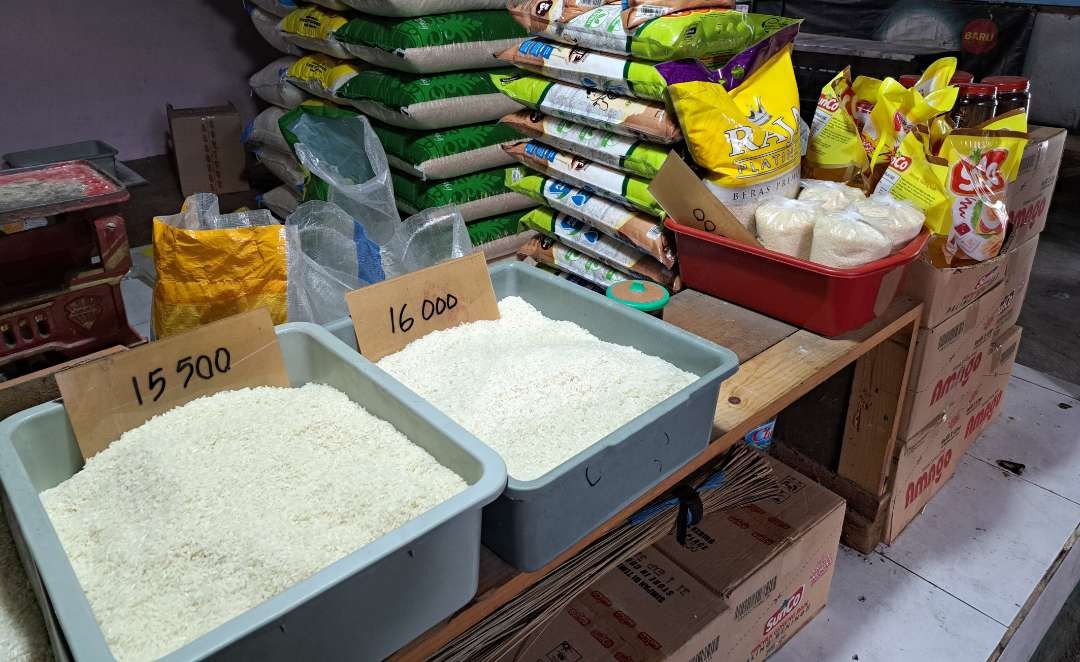 Harga beras yang terus naik sejak dua minggu terakhir membuat para pedagang resah. (Foto: Pita Sari/Ngopibareng.id)