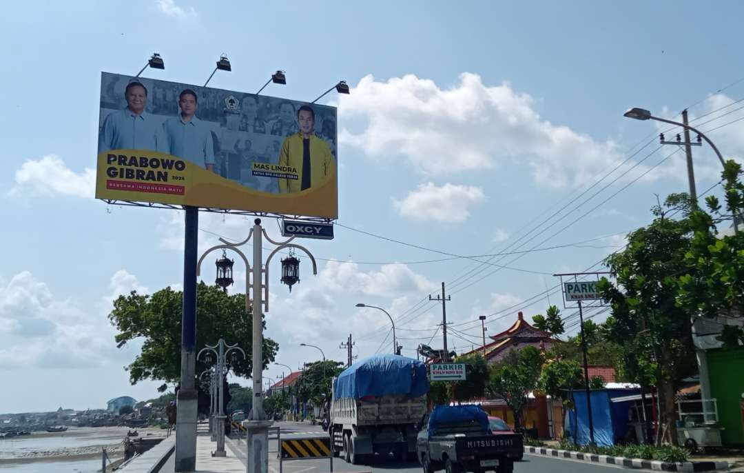 APK/Baliho raksasa masih terpampang di Jalan Pantura Tuban. (Foto: Khoirul Huda/Ngopibareng.id)