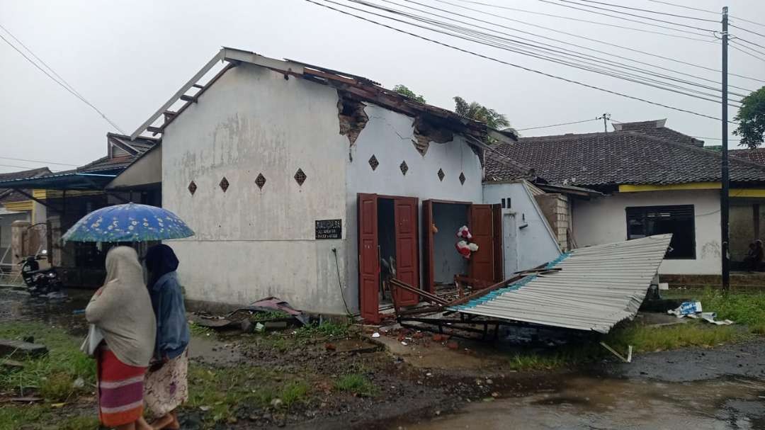 Salah satu rumah warga yang terdampak angin puting beliung (Foto: Istimewa)