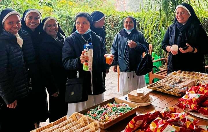 Pastor dan suster disuguhi makanan khas Indonesia setelah menggunakan hak pilihnya pada Pemilu 2024 di KBRI Takhta Suci Vatikan (Foto: Istimewa)