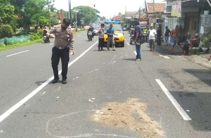 Polisi melakukan olah TKP di bekas kecelakaan yang melibatkan truk fuso milik PT Kurnia Anggun. (Foto: Dok. Satlantas)