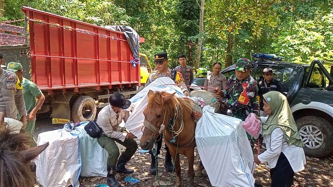 Proses pendistribusian logistik pemilu dengan memanfaatkan tenaga kuda (Foto: Dok Polsek Tempurejo)