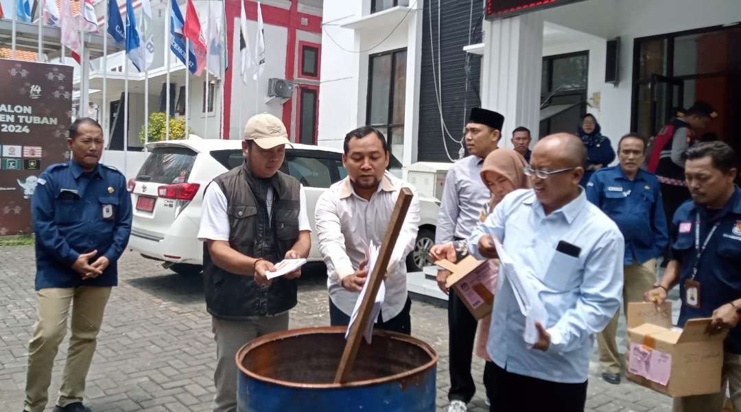 KPU Kabupaten Tuban memusnahkan surat suara Pemilu 2024 yang rusak dan lebih. (Foto: Khoirul Huda/Ngopibareng.id)