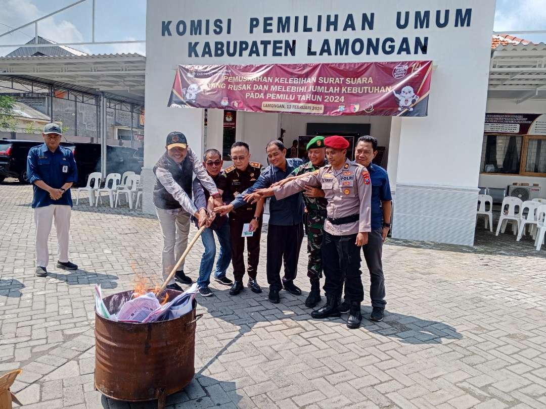 Ketua KPU Lamongan Mahrus Ali bersama Anggota Forkompinda dan Bawaslu memusnahkan surat suara rusak di halaman kantor KPU Jalan Basuki Rahmad, Lamongan (Foto : Imron Rosidi/ngopibareng.id)
