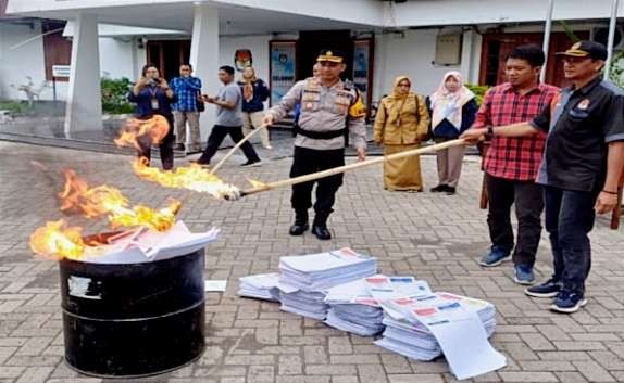 Sebanyak 3000-an surat suara Pemilu 2024 rusak dimusnahkan dengan dibakar oleh KPU Situbondo pada H-1 coblosan. (Foto: Humas KPU Situbondo)