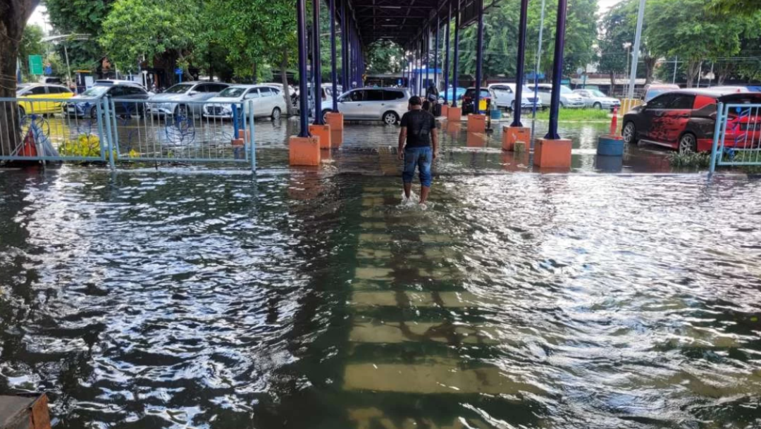 Banjir masih melanda kawasan Terminal Purabaya, Bungurasih, Waru, Sidoarjo, Jawa Timur, Senin 12 Februari 2024. (Foto: Julianus Palermo/Ngopibareng.id)