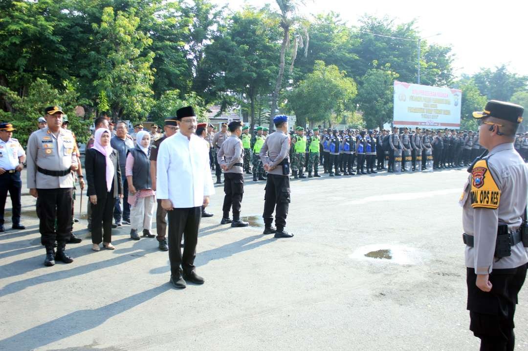 Walikota Pasuruan Saifullah Yusuf (Gus Ipul) memimpin apel pergeseran pasukan personel Polres Pasuruan Kota untuk pengamanan pemilu. (Foto: Pemkot Pasuruan)