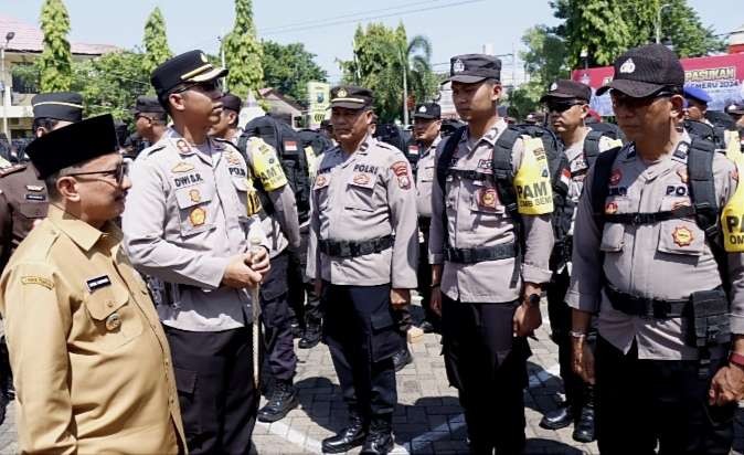 Kapolres Situbondo AKBP Dwi Sumrahadi mengecek kesiapan personel pengamanan TPS sehari jelang coblosan Pemilu 2024. (Foto: Humas Polres Situbondo)