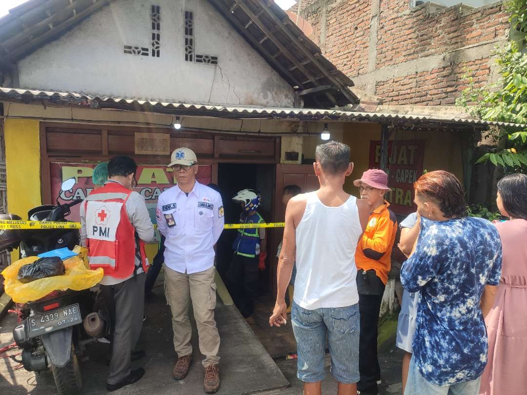 Evakuasi jasad terapis pijat yang ditemukan membusuk di tempat kerjanya.(Foto: Deni Lukmantara/Ngopibareng.id)