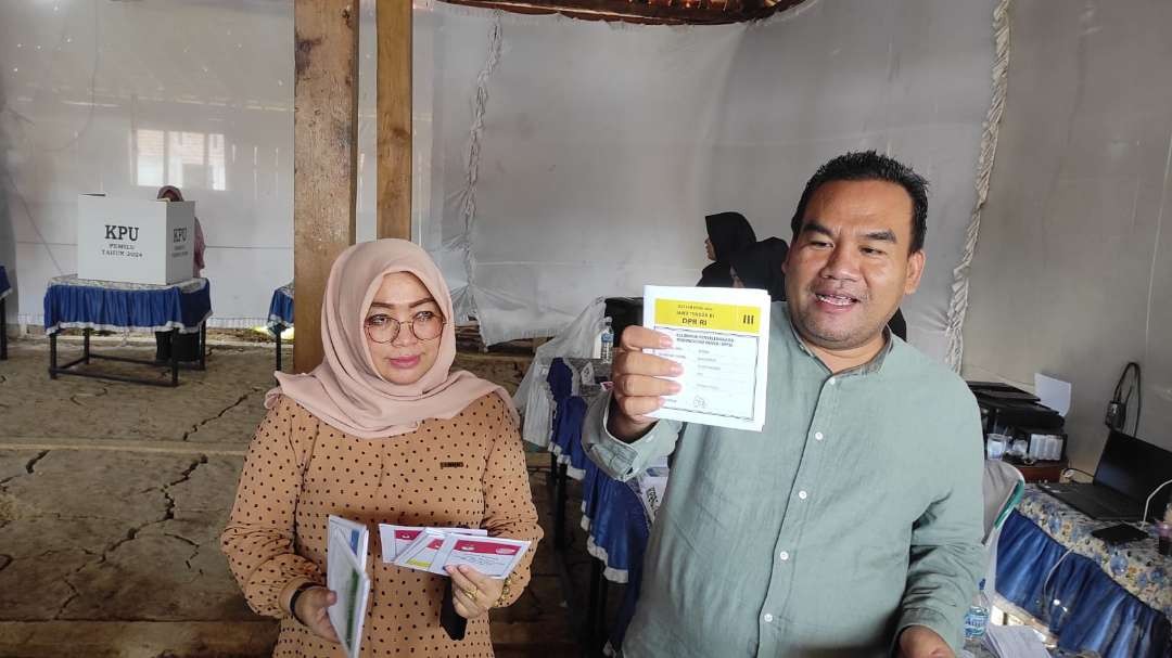 Bupati Blora Arief Rohman bersama Istrinya menunjukkan surat suara sebelum mencoblos. (Foto: ist)