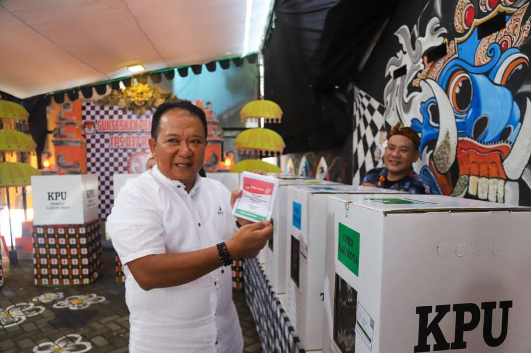 Bupati Jember Hendy Siswanto menunjukkan surat suara yang hendak dimasukkan ke dalam kotak (Foto: Dok Diskominfo Jember)