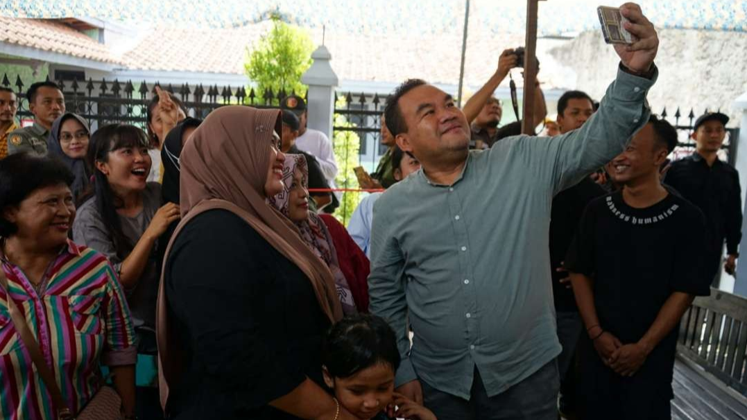 Bupati Blora Arief Rohman diajak foto selfi saat monitoring pemungutan suara.
