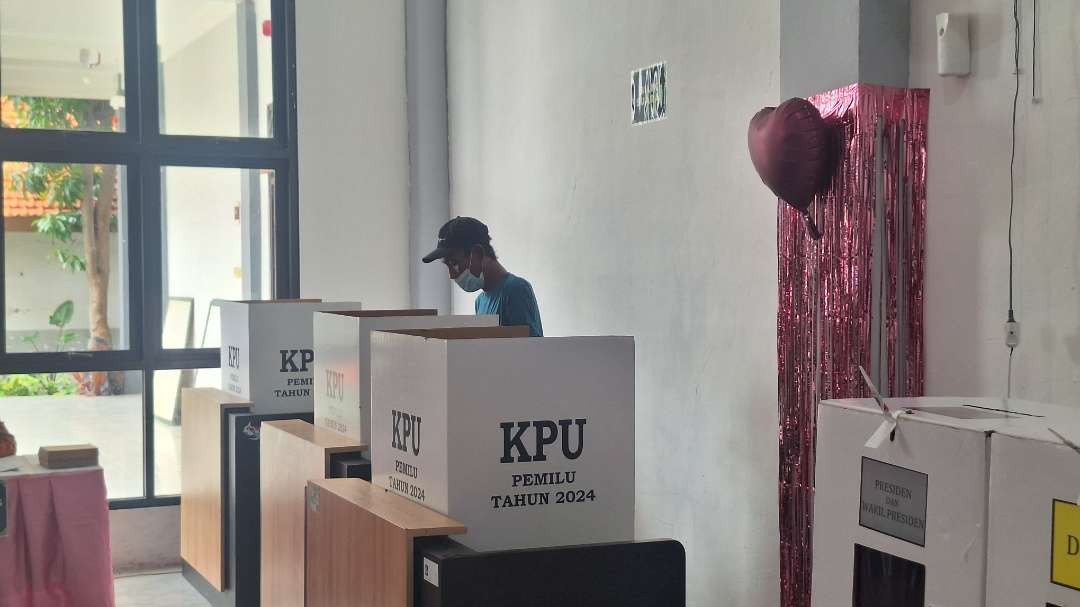Penghuni Liponsos Keputih saat menggunakan hak pilihnya di TPS 54 Liponsos Keputih, Sukolilo, Surabaya, Rabu 14 Februari 2024. (Foto: Julianus Palermo/Ngopibareng.id)