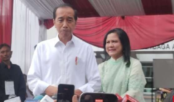 Presiden Joko Widodo memberikan kererangan usai mencoblos didamping Ibu Iriana (Foto: Setpres)