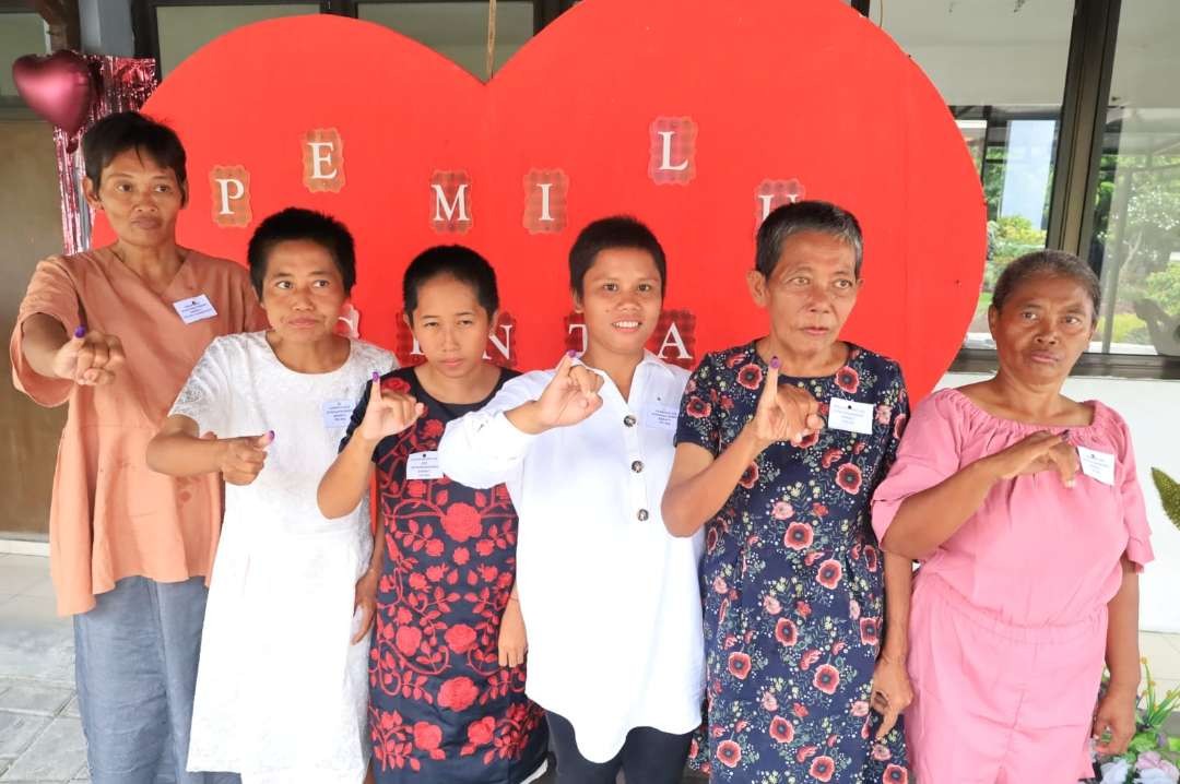 Penghuni Liponsos Keputih salurkan suaranya di Pemilu 2024. (Foto: Humas Pemkot Surabaya)