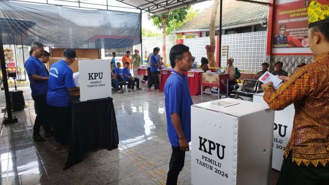 Proses pemungutan suara di TPS Khusus Lapas Banyuwangi (Foto: Muh Hujaini/Ngopibareng.id)