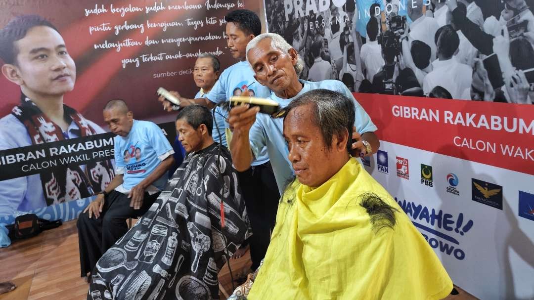 Relawan Prabowo - Gibran cukur gundul syukuran hasil hitung sementara Pilpres di Posko TKD Jatim, Surabaya, Rabu 14 Februari 2024. (Foto: Fariz Yarbo/Ngopibareng.id)