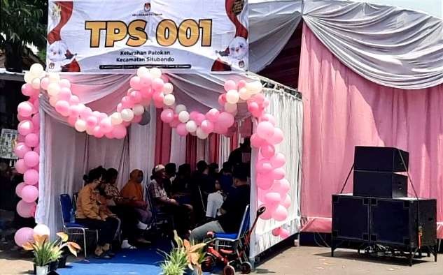 Nuansa merah muda atau pink mendominasi TPS 001Kelurahan Patokan Kecamatan Situbondo di Pemilu 2024, Rabu 14 Februari 2024.(Foto: Istimewa)