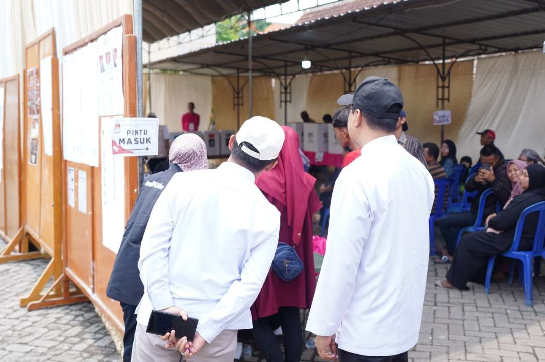 Walikota Pasuruan Gus Ipul dan Wakil Walikota Pasuruan Mas Adi saat meninjau salah satu TPS di Kota Pasuruan. (Foto: Pemkot Pasuruan)