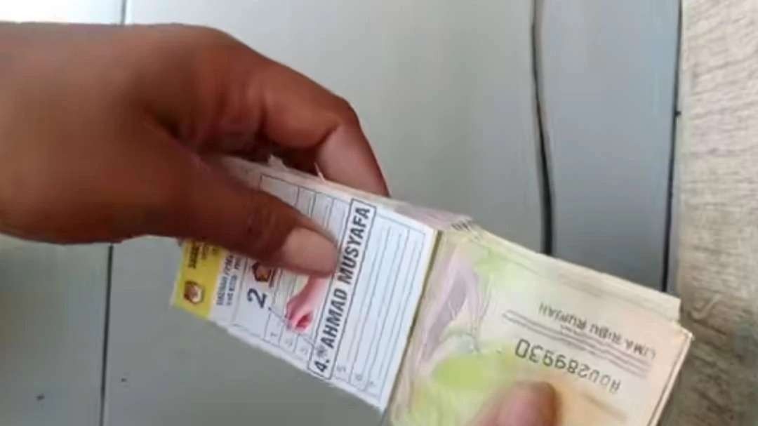 Salah satu video viral terkait money politics di Pasuruan. (Foto: Tangkapan Layar)