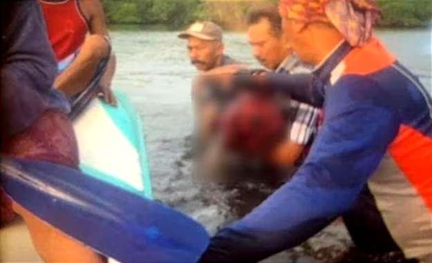 Tim SAR gabungan saat mengevakuasi jenazah remaja 16 tahun tewas tenggelam saat bermain kano di Pantai Sejile Situbondo.(Foto: BPBD Situbondo)