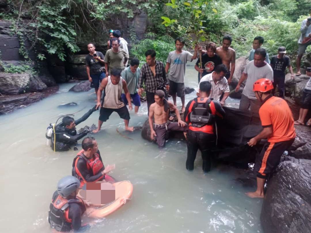 Korban dievakuasi menuju ke pinggir sungai. (Foto: Basarnas Bali)