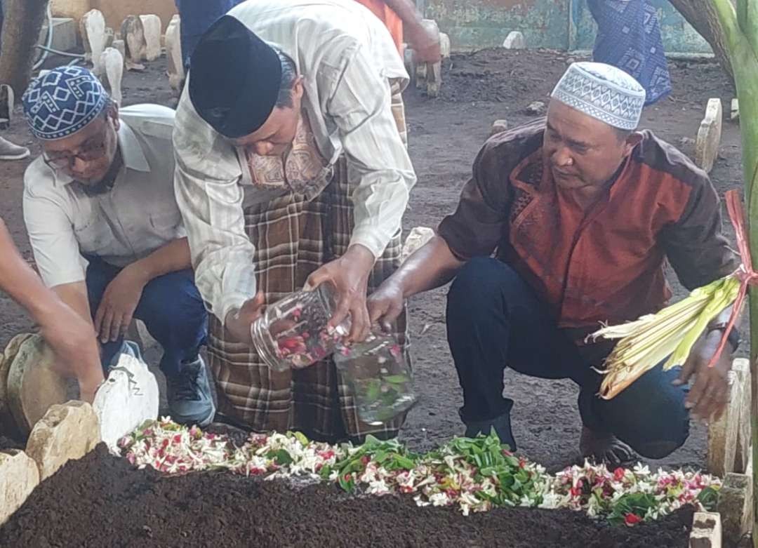 Pemakaman almarhum Muhammad Fahmi Arif, saksi dari PKS di Probolinggo. (Foto: Ikhsan Mahmudi/Ngopibareng.id)
