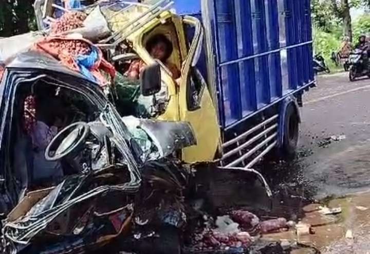 Pikap bertabrakan dengan sedan dan truk di Jalur Pantura di Desa Brumbungan Lor, Kecamatan Gending, Kabupaten Probolinggo mengakibatkan tiga tewas. (Foto: Ikhsan Mahmudi/Ngopibareng.id)
