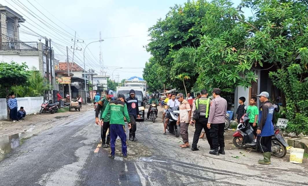 Petugas kepolisian melakukan olah Tempat Kejadian Perkara (TKP) Kecelakaan lalu lintas di Tuban (Foto: dok. Polres Tuban)