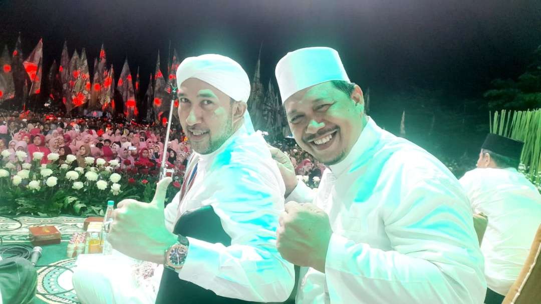 Habib Ali Zainal Abidin Az-Zahir Pekalongan, bersama Ust Muhammad Taufik Mukti  dalam agenda Shalawat Bersama. (Foto:dok/ngopibareng.id)