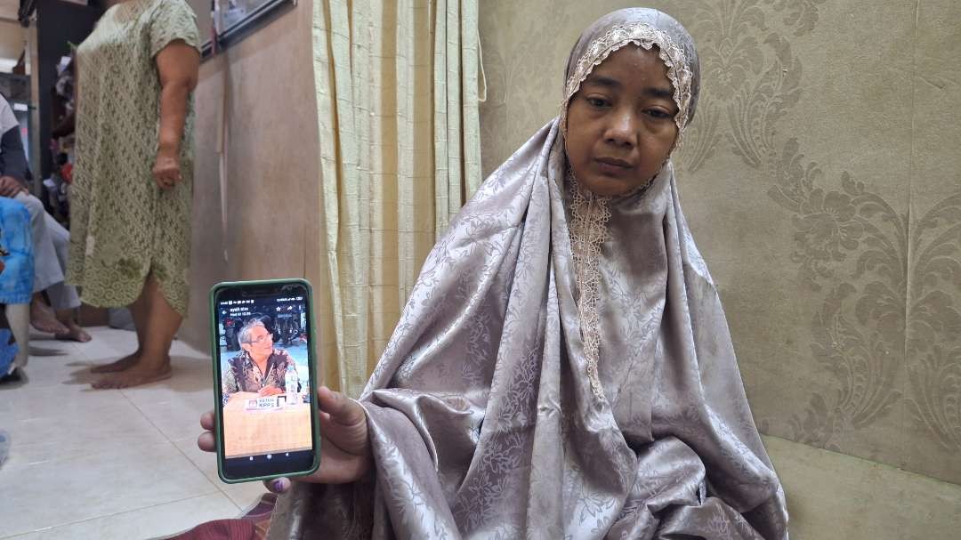 Potret Fauziah Kadir, istri Ketua KPPS TPS 42 Ngagel Rejo Joko Budiono, yang meninggal dunia hari ini pukul 08.15 WIB di RSUD Dr. Soetomo, Surabaya. (Foto: Julianus Palermo/Ngopibareng.id)